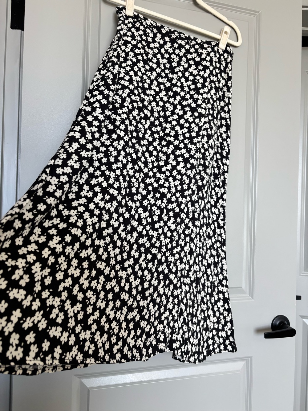 Reformation Bea Daisy Chain Floral Midi Skirt. Black and White. SIZE 10, EUC! - Picture 10 of 14